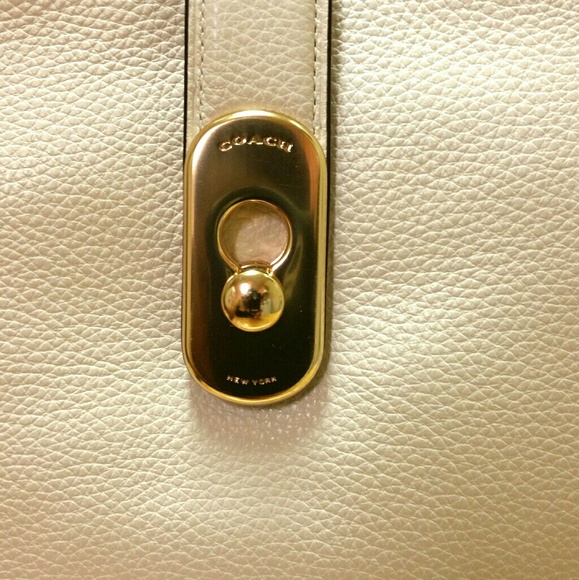 🎉🎉HOST PICK🎉🎉 Coach Pebble Leather Hobo - Picture 4 of 8